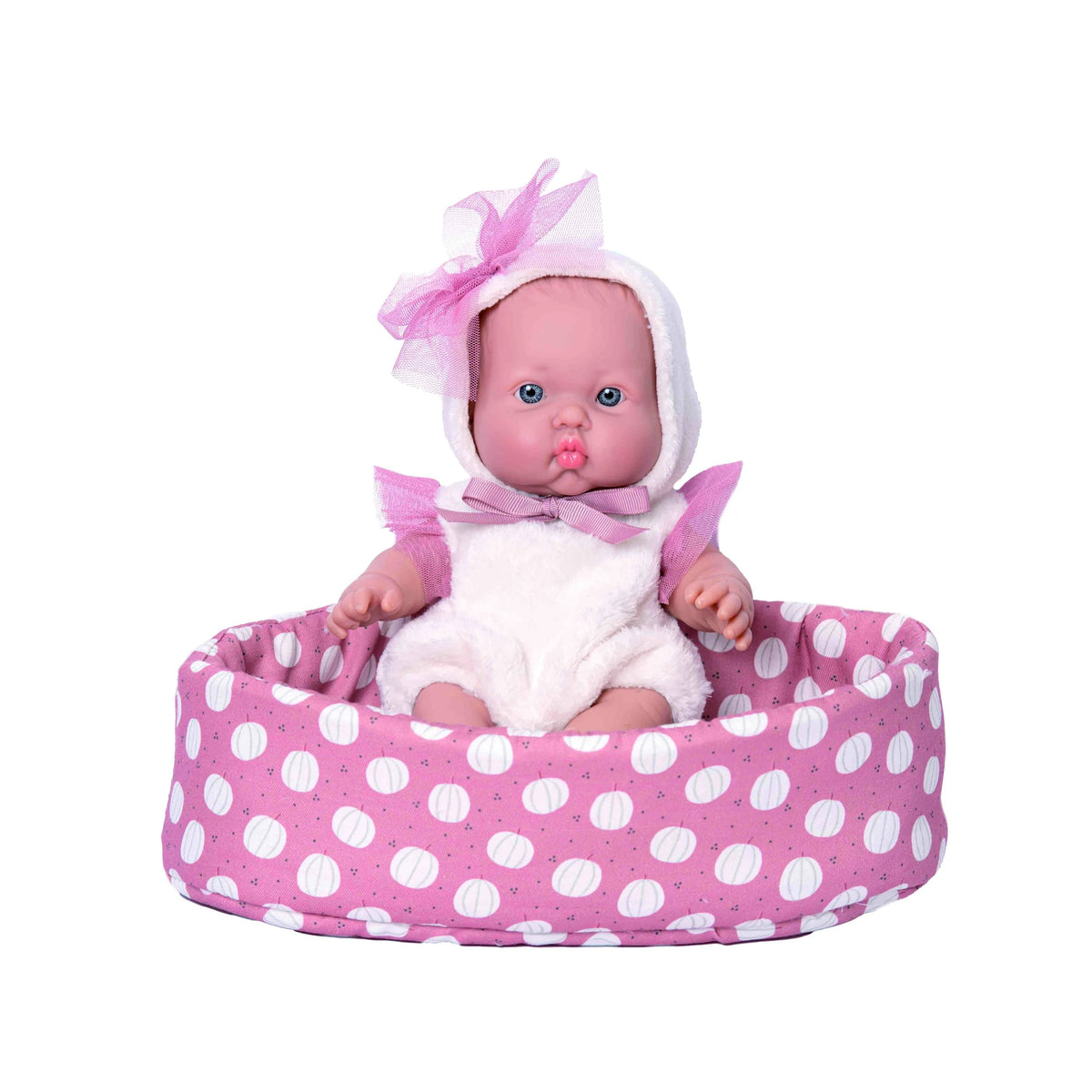Bebé gordito de Rosatoys 3020 de 30 cm sentado en su capazo rosa de lunares blancos, con body de borreguito y gorrito con lazo rosa