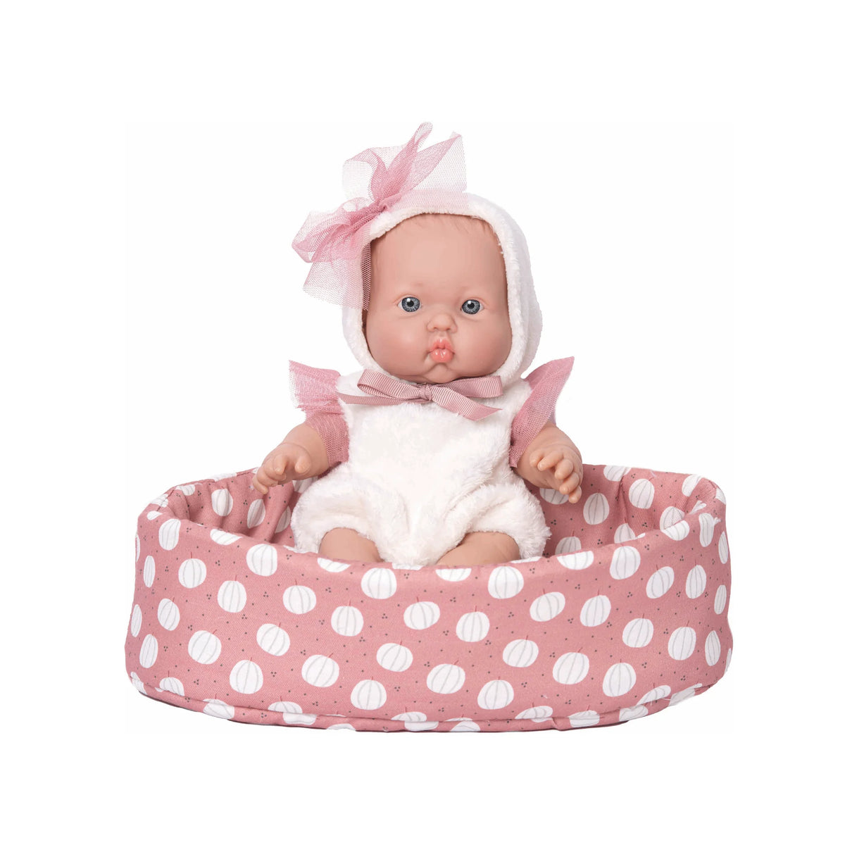 Bebé gordito de Rosatoys 3020 de 30 cm sentado en su capazo rosa de lunares blancos, con body de borreguito y gorrito con lazo rosa