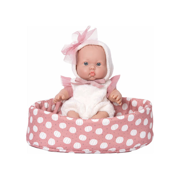Bebé gordito de Rosatoys 3020 de 30 cm sentado en su capazo rosa de lunares blancos, con body de borreguito y gorrito con lazo rosa