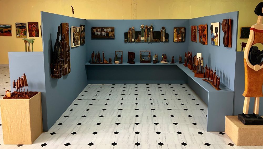 Rincón de la galería con tallas y relieves en paneles azules