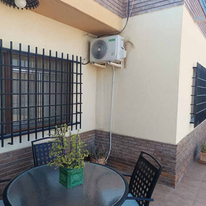 Unidad exterior de aire acondicionado instalada en la terraza de una vivienda del Valle del Almanzora.