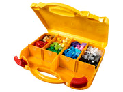 Maletín LEGO Classic 10713 abierto, con los compartimentos interiores llenos de ladrillos ordenados por color