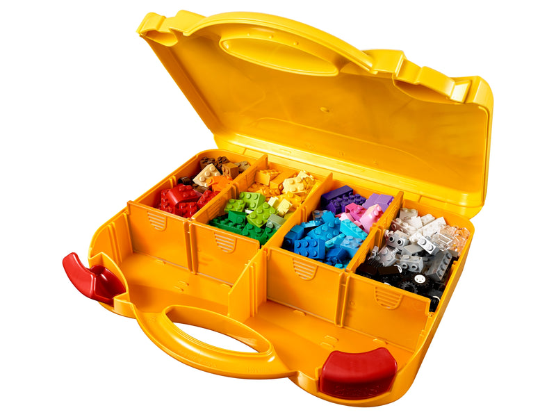 Maletín LEGO Classic 10713 abierto, con los compartimentos interiores llenos de ladrillos ordenados por color