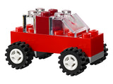 Coche rojo con parabrisas transparente construido con las piezas del LEGO Classic 10713