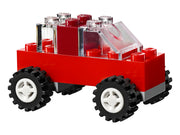 Coche rojo con parabrisas transparente construido con las piezas del LEGO Classic 10713