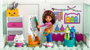 Sala de manualidades del set LEGO 10788 con Gabby pintando y el gatito Muffin