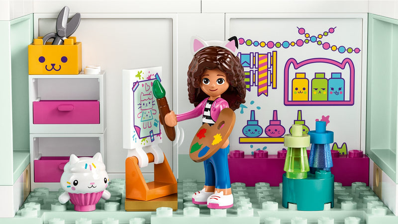 Sala de manualidades del set LEGO 10788 con Gabby pintando y el gatito Muffin