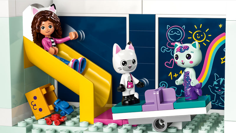 Sala de juegos del LEGO 10788 con tobogán, balancín y los gatitos Pandy Patitas y Siregata