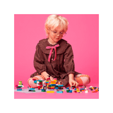 Niña jugando con ladrillos LEGO sobre la placa base gris 11024