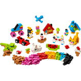 LEGO Classic 11045 Ladrillos Creativos a Todo Color montado: loro azul, patín en línea fucsia, casita con tejado rojo, gato naranja, conejo blanco, sandía, coche de carreras rojo, helado y mini-creaciones de 820 piezas sobre fondo blanco