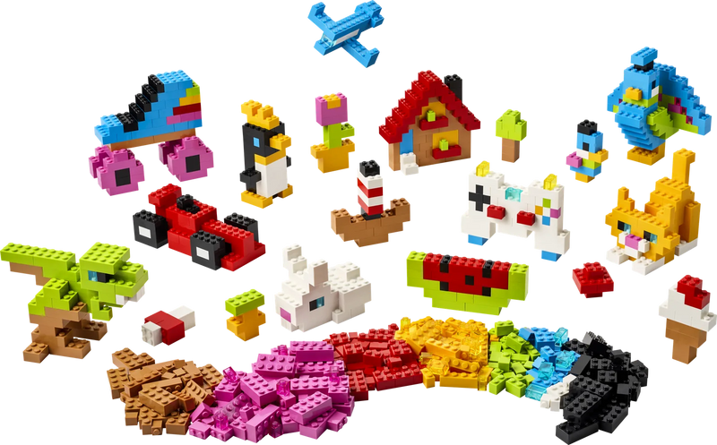 LEGO Classic 11045 Ladrillos Creativos a Todo Color montado: loro azul, patín en línea fucsia, casita con tejado rojo, gato naranja, conejo blanco, sandía, coche de carreras rojo, helado y mini-creaciones de 820 piezas sobre fondo blanco