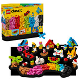 Display LEGO Classic 11045: caja del set junto a mini-modelos terminados (patín fucsia, conejo, manzana, gato, loro azul, sandía y vehículos) sobre escenario negro