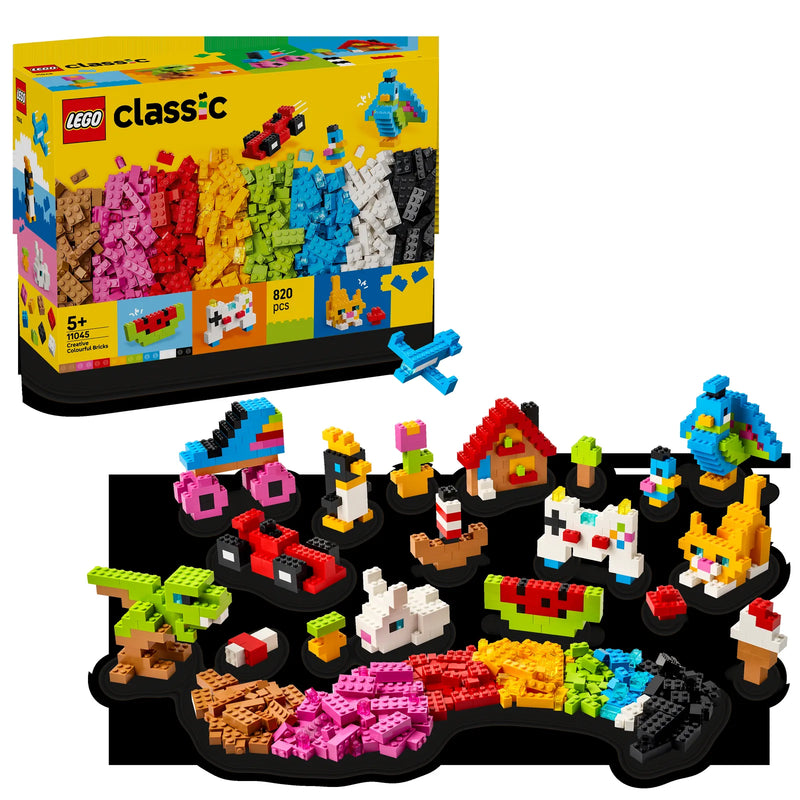 Display LEGO Classic 11045: caja del set junto a mini-modelos terminados (patín fucsia, conejo, manzana, gato, loro azul, sandía y vehículos) sobre escenario negro