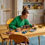 Adulta montando el LEGO Icons Rincón entre Libros 11379