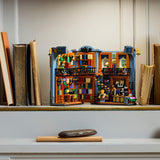 LEGO Icons 11379 expuesto entre libros en una balda