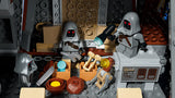 Interior del reptador de las arenas LEGO 75453 con los jawas, las cajas de piezas de droides y las galletas azules