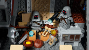 Interior del reptador de las arenas LEGO 75453 con los jawas, las cajas de piezas de droides y las galletas azules