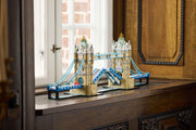 LEGO Architecture Puente de la Torre 21067 montado y expuesto sobre un mueble junto a una ventana