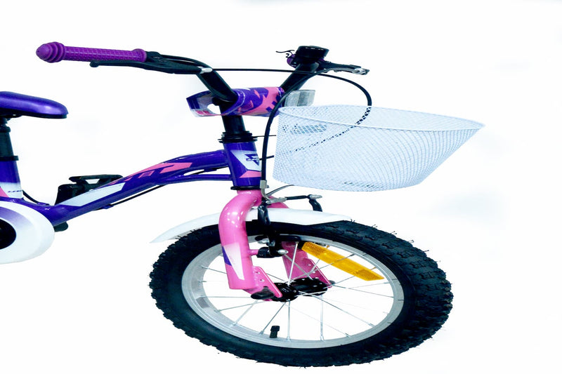 Detalle de la cesta delantera y manillar de la bicicleta UMIT Alice 14 pulgadas violeta, con puños ergonómicos antideslizantes y accesorios decorativos para guardar juguetes
