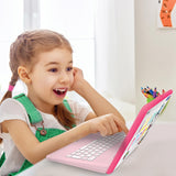 Niña escribiendo en el ordenador infantil Hello Kitty
