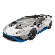 Lamborghini Huracán STO montado con el kit Clementoni Mechanics, carrocería blanca y detalles azules con dirección de cremallera