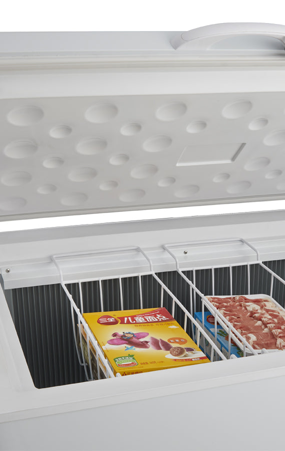 Interior del arcón congelador Vitrokitchen ACG191BE con la cesta y alimentos congelados