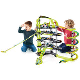 Dos niños jugando con el Super Parking Moltó 20420 de 152 cm de largo