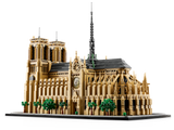 LEGO Architecture 21061 Notre Dame de París: vista lateral completa de la catedral montada con la aguja central y los árboles construibles
