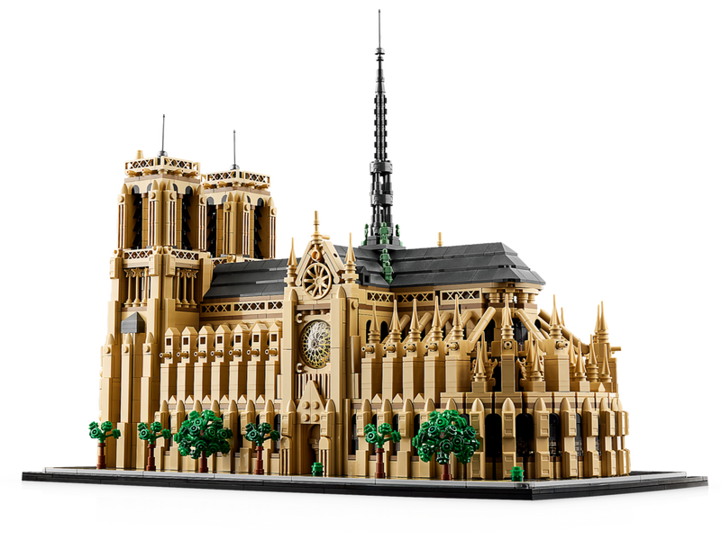 LEGO Architecture 21061 Notre Dame de París: vista lateral completa de la catedral montada con la aguja central y los árboles construibles