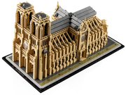 LEGO Architecture Notre Dame de París 21061 en perspectiva, con el tejado, los arbotantes y la base con placa de identificación