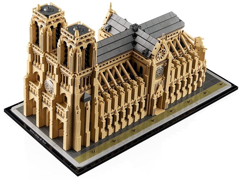 LEGO Architecture Notre Dame de París 21061 en perspectiva, con el tejado, los arbotantes y la base con placa de identificación