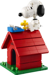 Set LEGO Ideas 21368 Peanuts Snoopy's Doghouse montado: figura articulada de Snoopy blanca sentada sobre el tejado rojo de su caseta icónica con Woodstock amarillo y máquina de escribir azul - 964 piezas