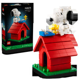 Display LEGO Ideas 21368 Peanuts: caja del set junto al modelo montado de Snoopy con Woodstock sobre su caseta roja icónica - lo que recibes en tu pedido