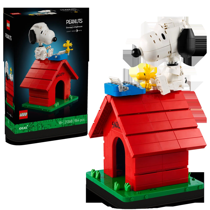 Display LEGO Ideas 21368 Peanuts: caja del set junto al modelo montado de Snoopy con Woodstock sobre su caseta roja icónica - lo que recibes en tu pedido
