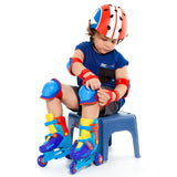 Niño sentado ajustándose las protecciones Moltó 23208