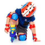 Niño en patines con las protecciones Moltó azul 23208 puestas (casco y patines no incluidos)