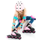 Niña en patines con las protecciones Moltó rosa 23209 en codos, muñecas y rodillas (casco y patines no incluidos)