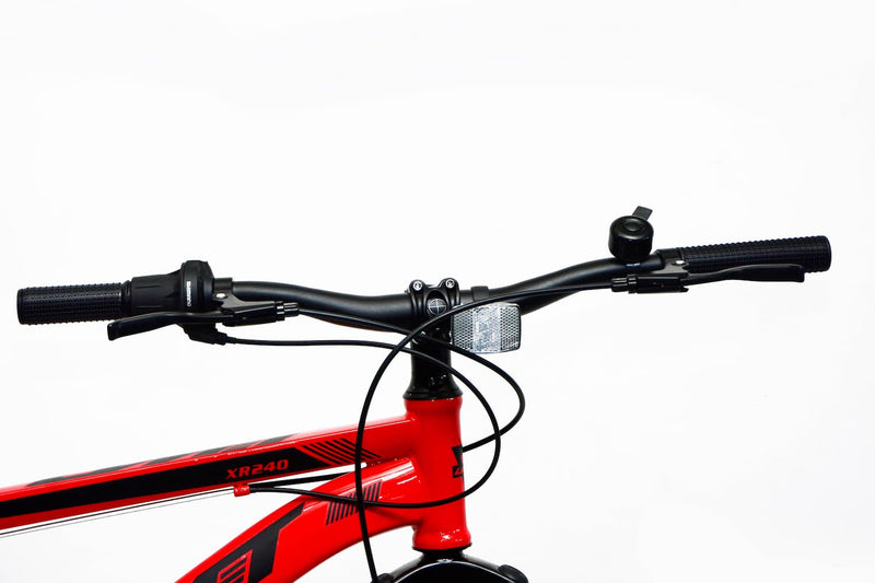 Bicicleta UMIT XR-240 roja unisex con manillar ergonómico, puños antideslizantes, pedales con reflectores de seguridad, sistema de 7 velocidades Shimano y estructura preparada para aventuras
