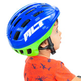 Niño con el casco del set Moltó 24304 puesto, visto de lado
