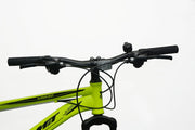 Detalle del sistema de transmisión y frenos V-Brake de la bicicleta UMIT XT24 Region X verde, con cambios precisos y frenado seguro para uso urbano y paseos
