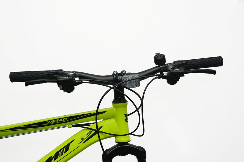 Detalle del sistema de transmisión y frenos V-Brake de la bicicleta UMIT XT24 Region X verde, con cambios precisos y frenado seguro para uso urbano y paseos

