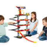 Tres niños jugando con el parking Moltó Downtown 25426 y su rampa naranja de salida