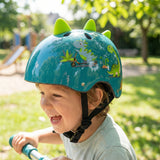Niño sonriendo con el casco Moltó Dino 26250 abrochado