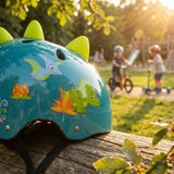 Casco Moltó Dino 26250 apoyado en un tronco en el parque