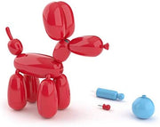 Squeakee Doggy, el perro globo interactivo de Famosa con su hinchador