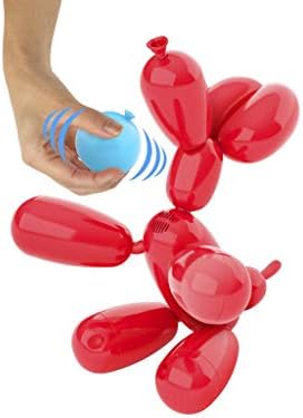 Squeakee Doggy, el perro globo interactivo de Famosa con su hinchador