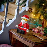 El Papá Noel gigante LEGO 40820 colocado como decoración