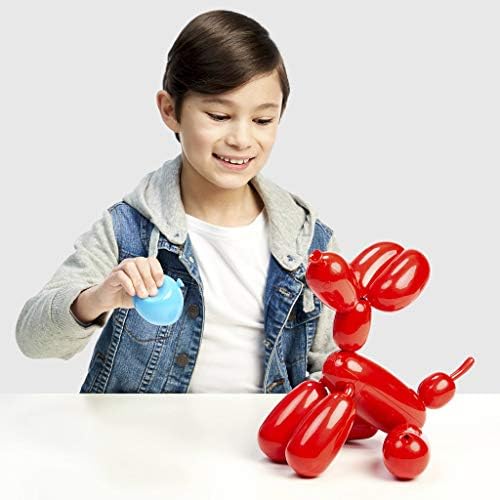 Squeakee Doggy, el perro globo interactivo de Famosa con su hinchador