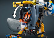 La pinza del submarino LEGO 42201 agarrando el elemento de barril