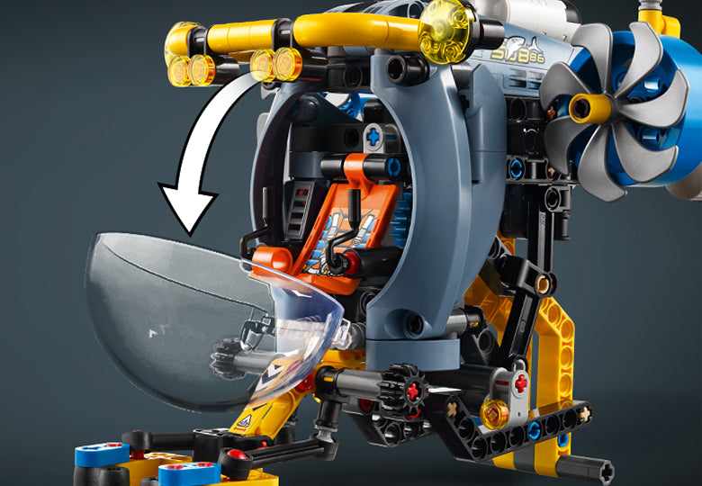 La pinza del submarino LEGO 42201 agarrando el elemento de barril